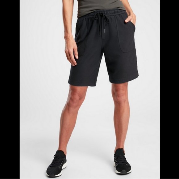 ATHLETA BLACK ELASTIC WAIST STRETCHY FARALLON BERMUDA - Picture 1 of 3